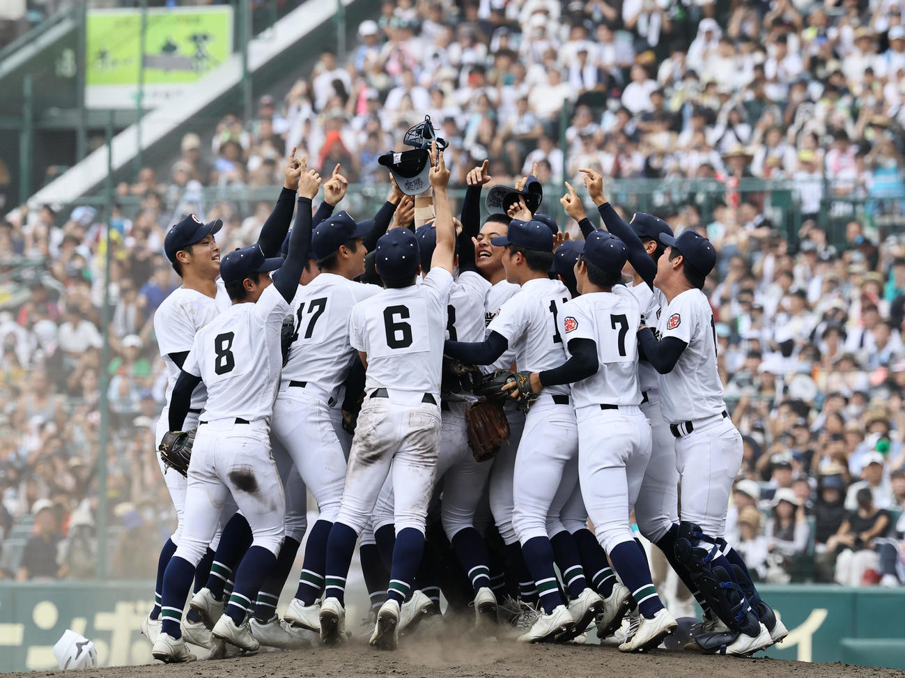 沖縄尚学対日大三　優勝を決め、歓喜に沸く沖縄尚学ナイン（撮影・藤尾明華）