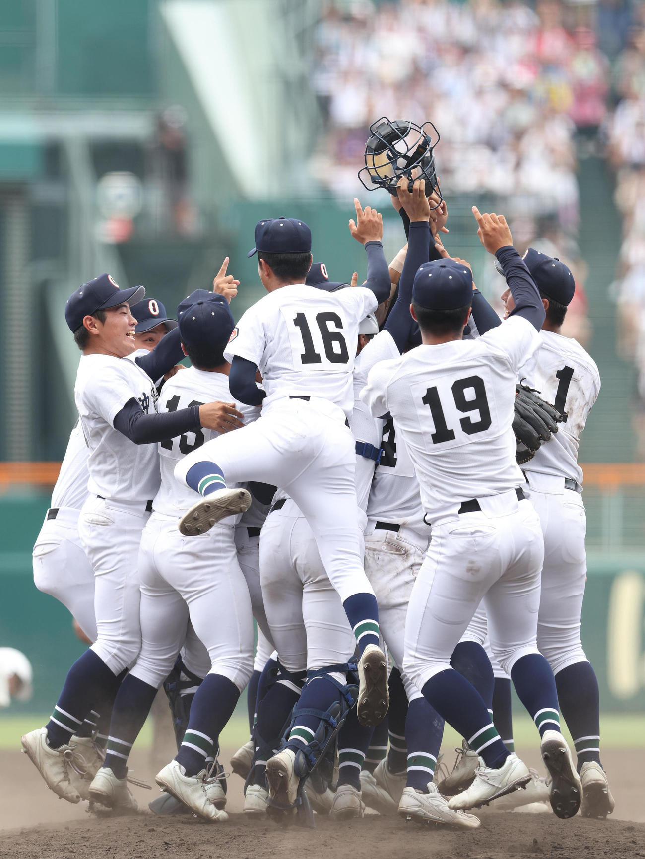 沖縄尚学対日大三　優勝を決めて歓喜の輪を作る沖縄尚学ナイン（撮影・白石智彦）