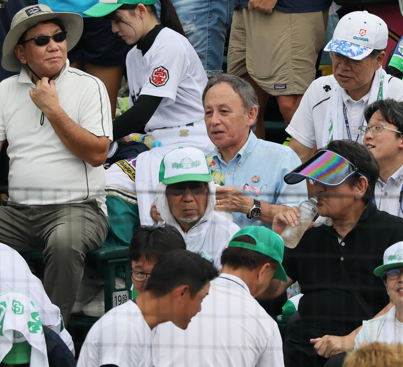 沖縄尚学対日大三　沖縄尚学応援席で観戦する玉城デニー沖縄県知事（撮影・加藤哉）