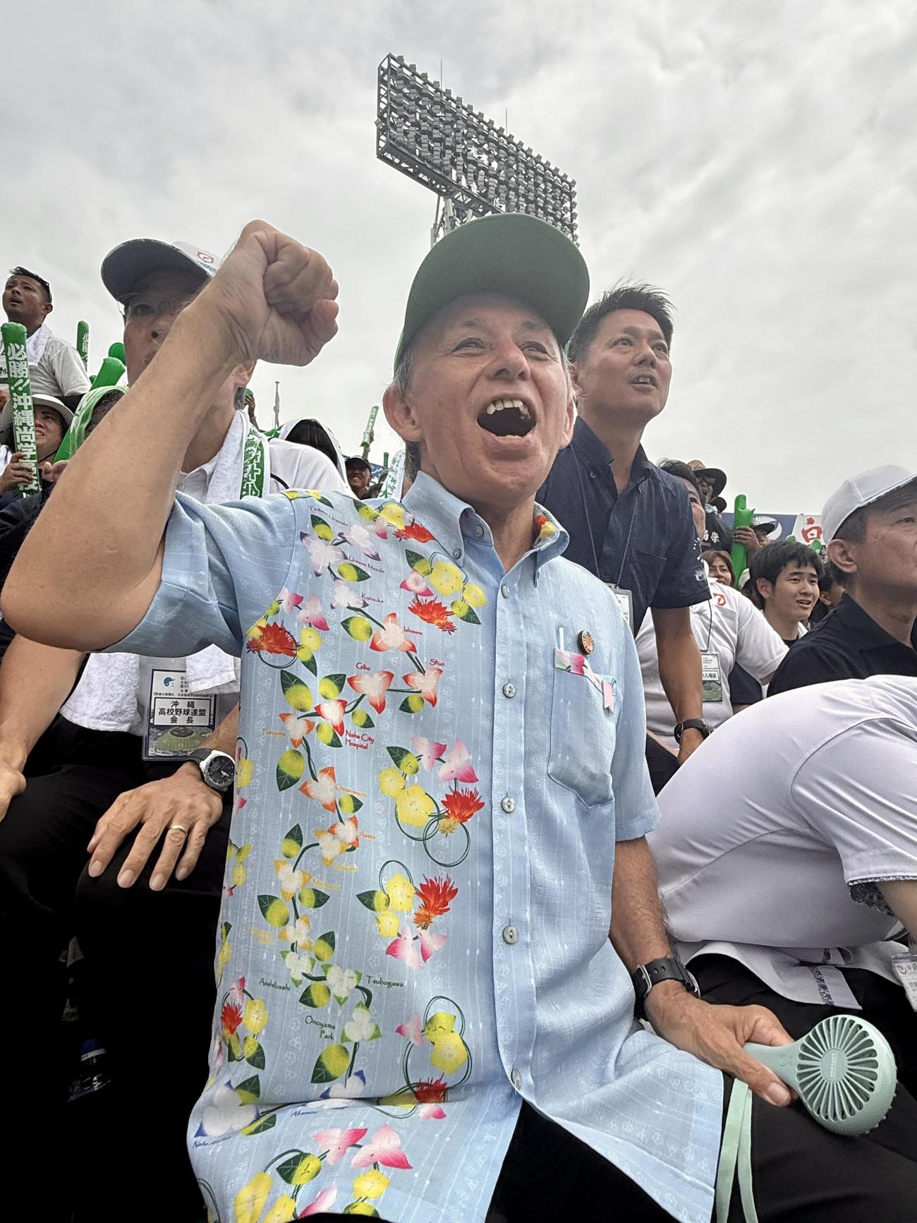 沖縄尚学の優勝の瞬間に立ち会った、玉城デニー沖縄県知事（撮影・中島麗）