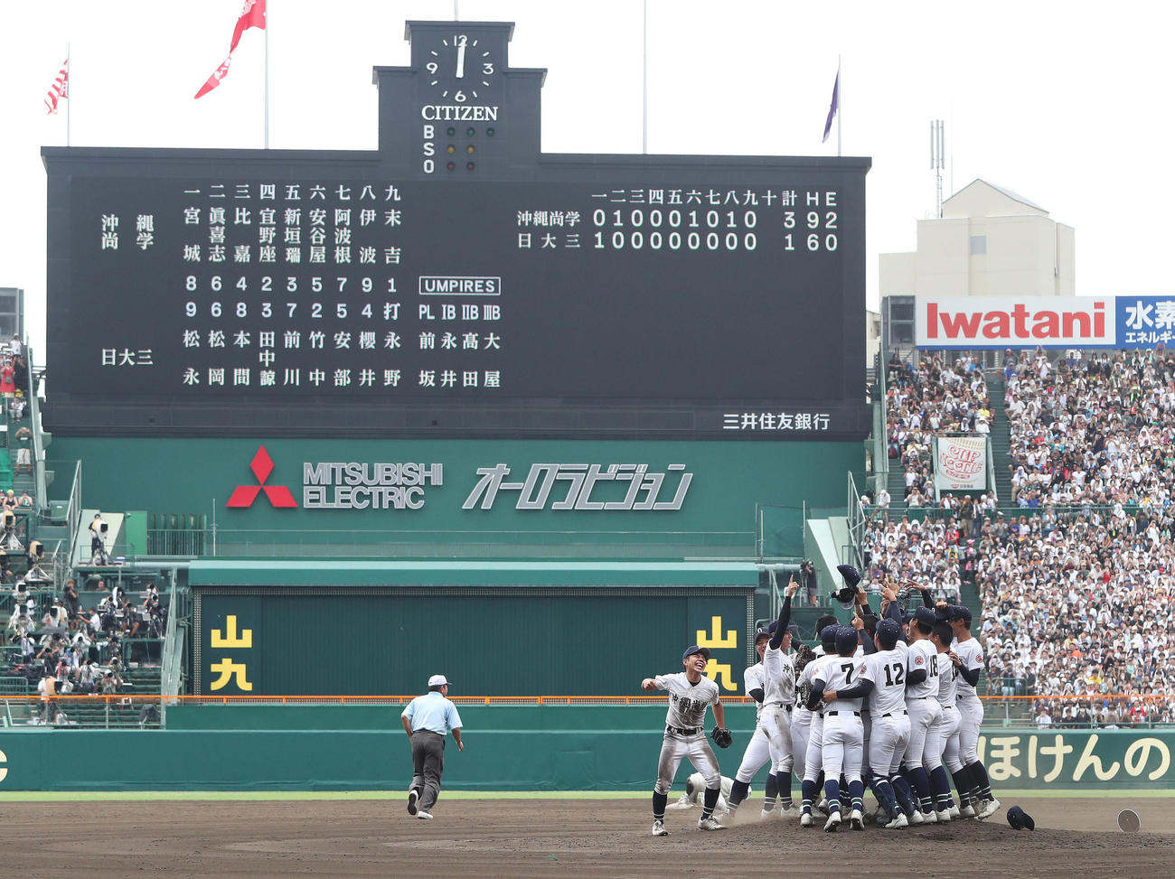 沖縄尚学対日大三　優勝を決めて歓喜の輪を作る沖縄尚学ナイン（撮影・白石智彦）