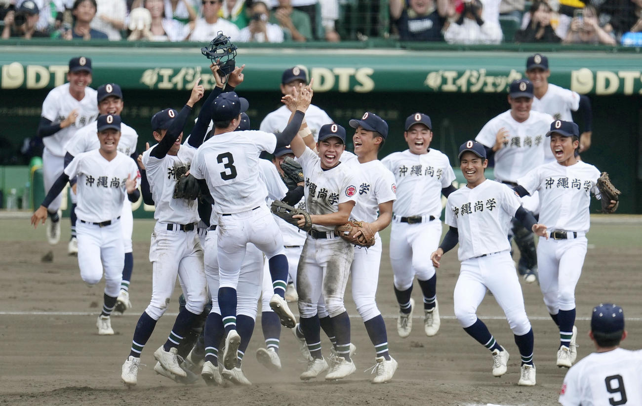 第107回全国高校野球選手権大会決勝で日大三を破り、初優勝を果たして喜ぶ沖縄尚学ナイン（共同）