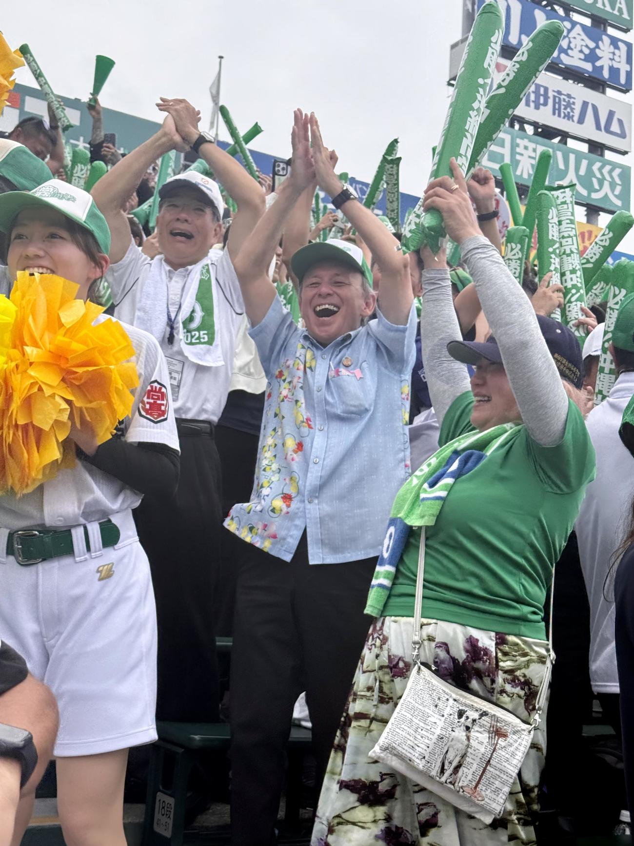 沖縄尚学の優勝の瞬間に立ち会った、玉城デニー沖縄県知事（撮影・中島麗）