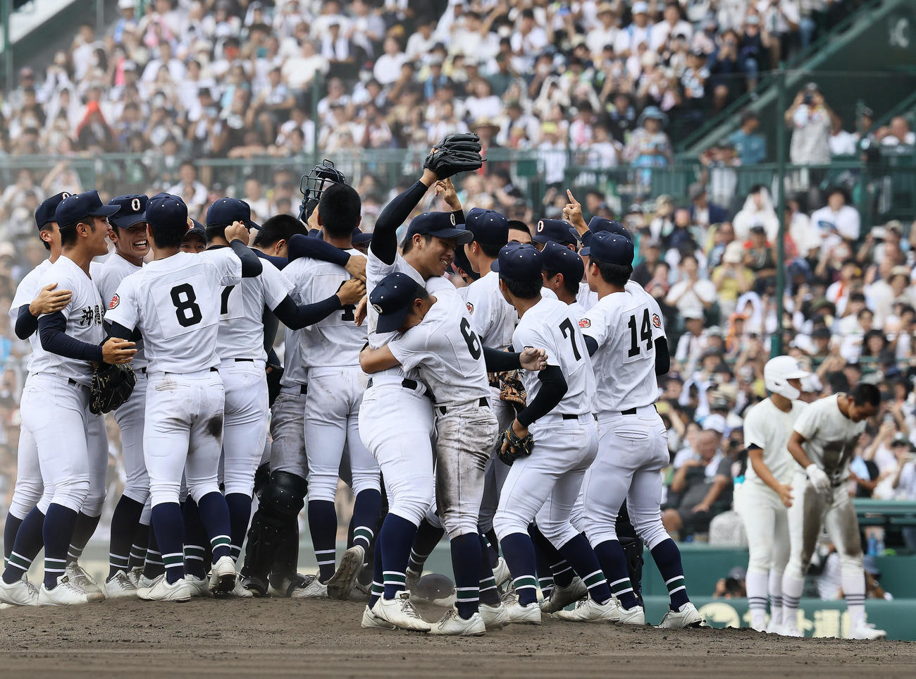 沖縄尚学対日大三　優勝を決め、真喜志と抱き合って喜ぶ沖縄尚学・末吉（手前左）（撮影・藤尾明華）
