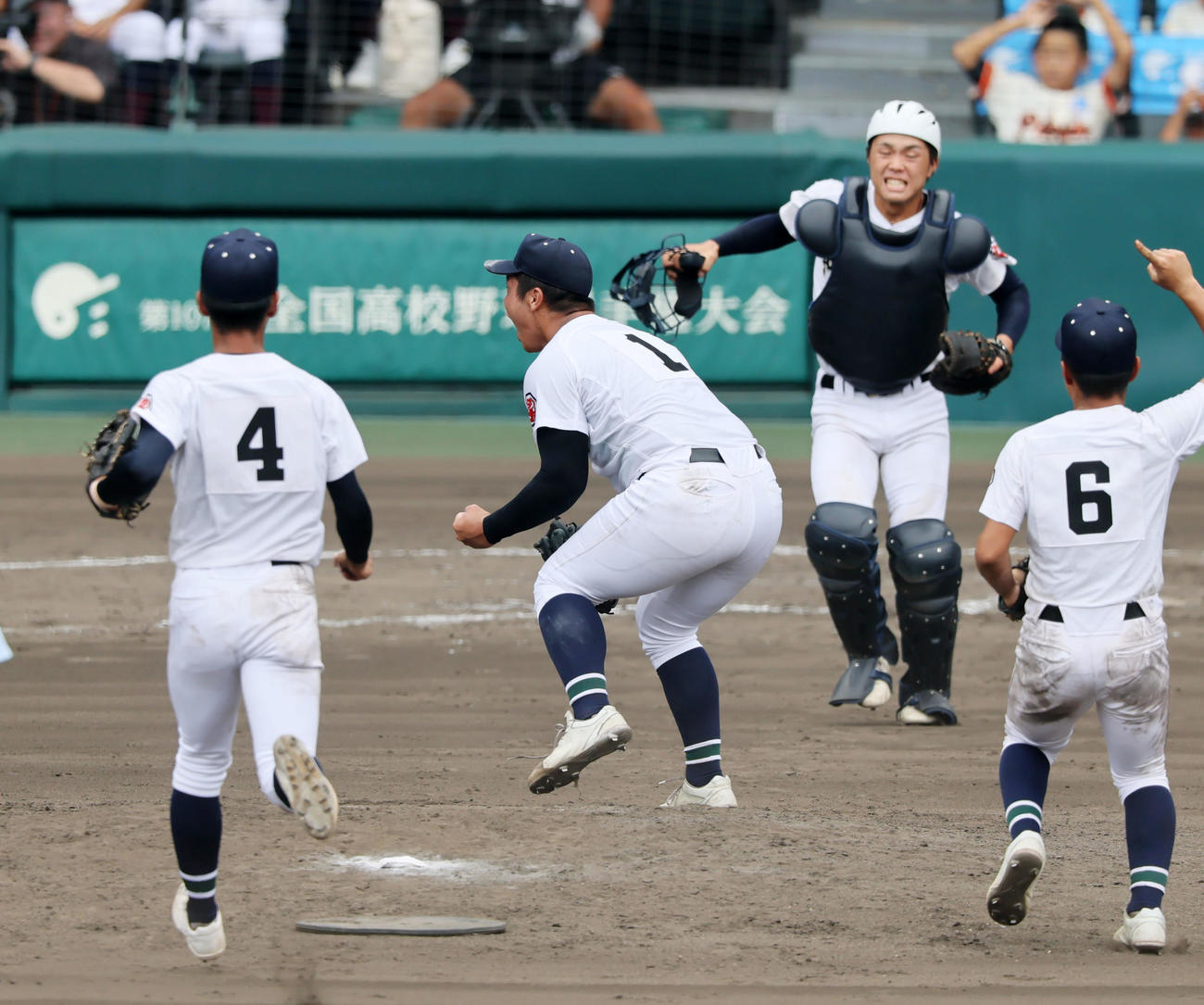 沖縄尚学対日大三　9回裏日大三1死一、二塁、末吉は代打永野を遊ゴロ併殺に仕留めマウンドでガッツポーズを見せる（撮影・加藤哉）