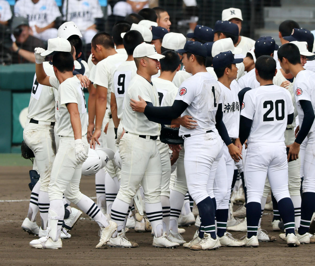 沖縄尚学対日大三　試合終了のあいさつを終え抱き合う日大三・近藤（左）と沖縄尚学・末吉（撮影・加藤哉）