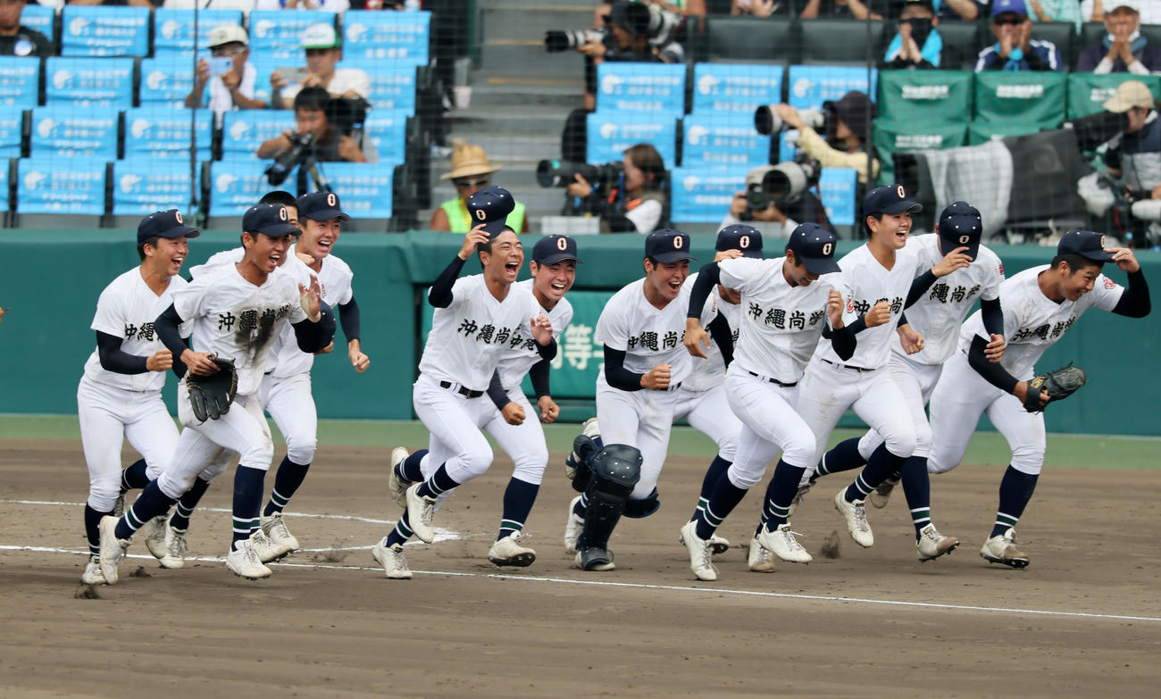沖縄尚学対日大三　優勝を決めアルプススタンドの応援団へあいさつに向かう沖縄尚学ナイン（撮影・加藤哉）