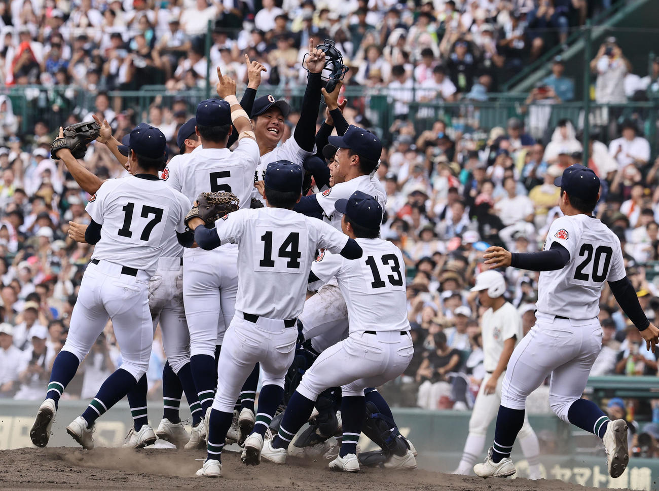 沖縄尚学対日大三　優勝を決め、歓喜に沸く沖縄尚学ナイン（撮影・藤尾明華）