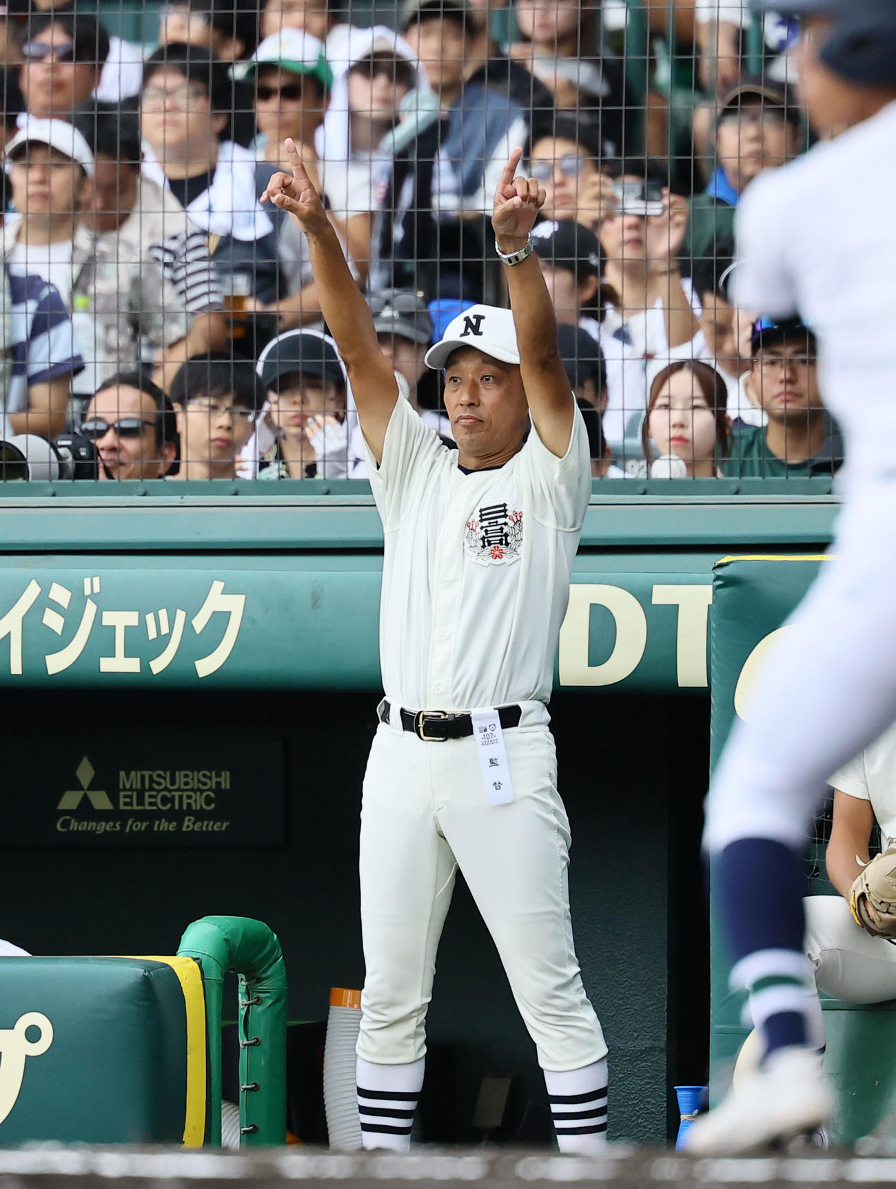 沖縄尚学対日大三　1回、指示を出す日大三・三木監督（撮影・藤尾明華）