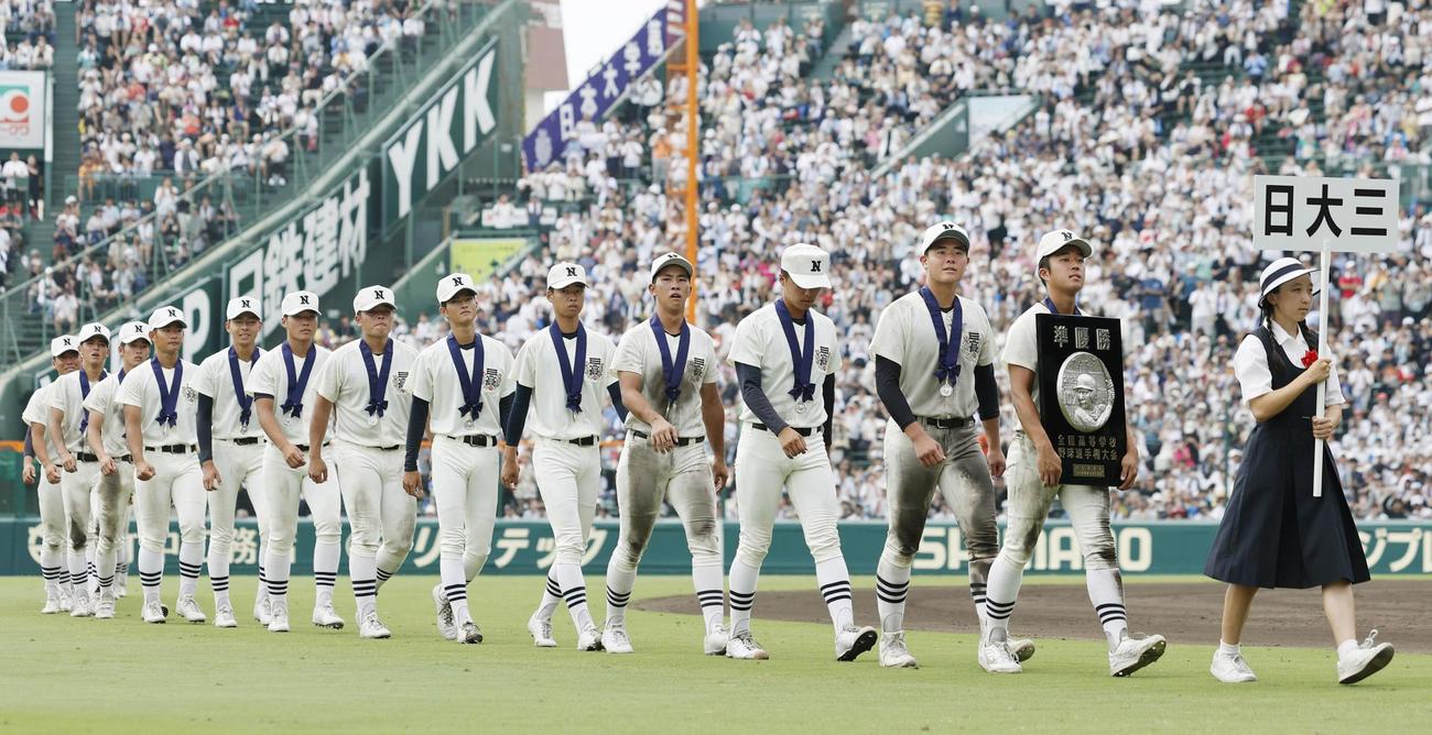 準優勝し、場内一周する日大三ナイン（共同）
