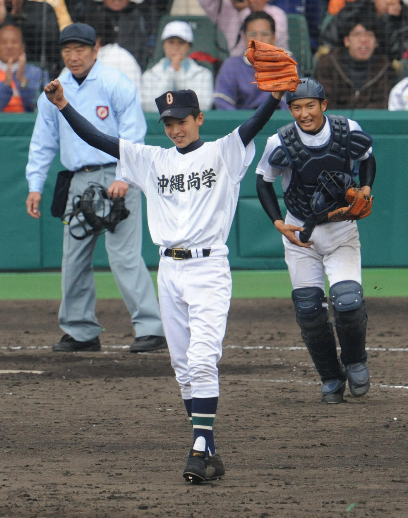 08年4月、センバツで天理に勝利しガッツポーズの沖縄尚学・東浜。後方は嶺井
