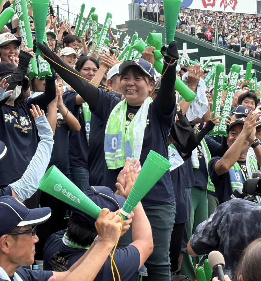 日大三対沖縄尚学　沖縄尚学の真喜志拓斗主将（3年）の母奈津美さんがバースデーソングで祝われて両手で応える（撮影・林亮佑）