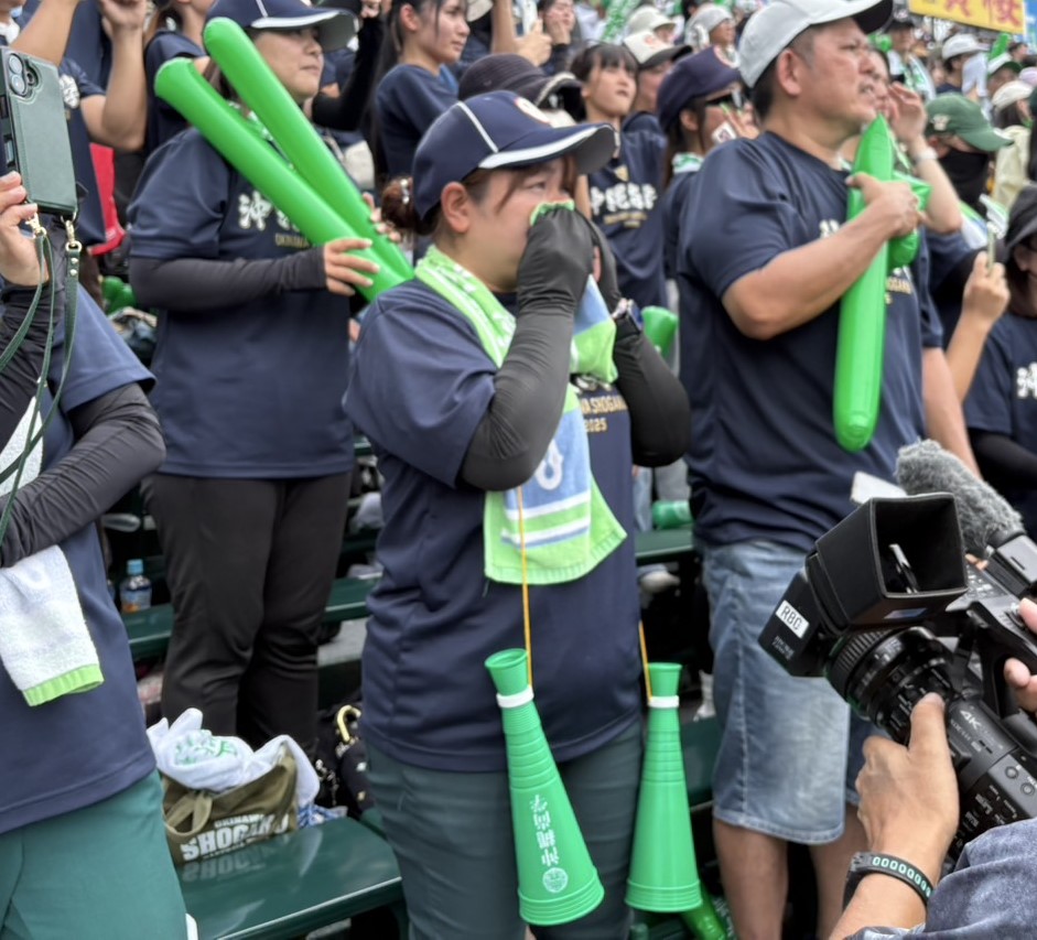 日大三対沖縄尚学　沖縄尚学の真喜志拓斗主将（3年）から優勝インタビューでメッセージを送られて涙ぐむ母奈津美さん（撮影・林亮佑）