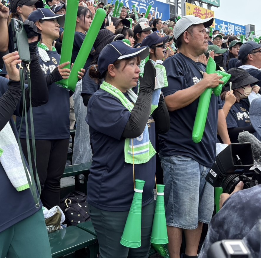 日大三対沖縄尚学　沖縄尚学の真喜志拓斗主将（3年）から優勝インタビューでメッセージを送られて涙ぐむ母奈津美さん（撮影・林亮佑）