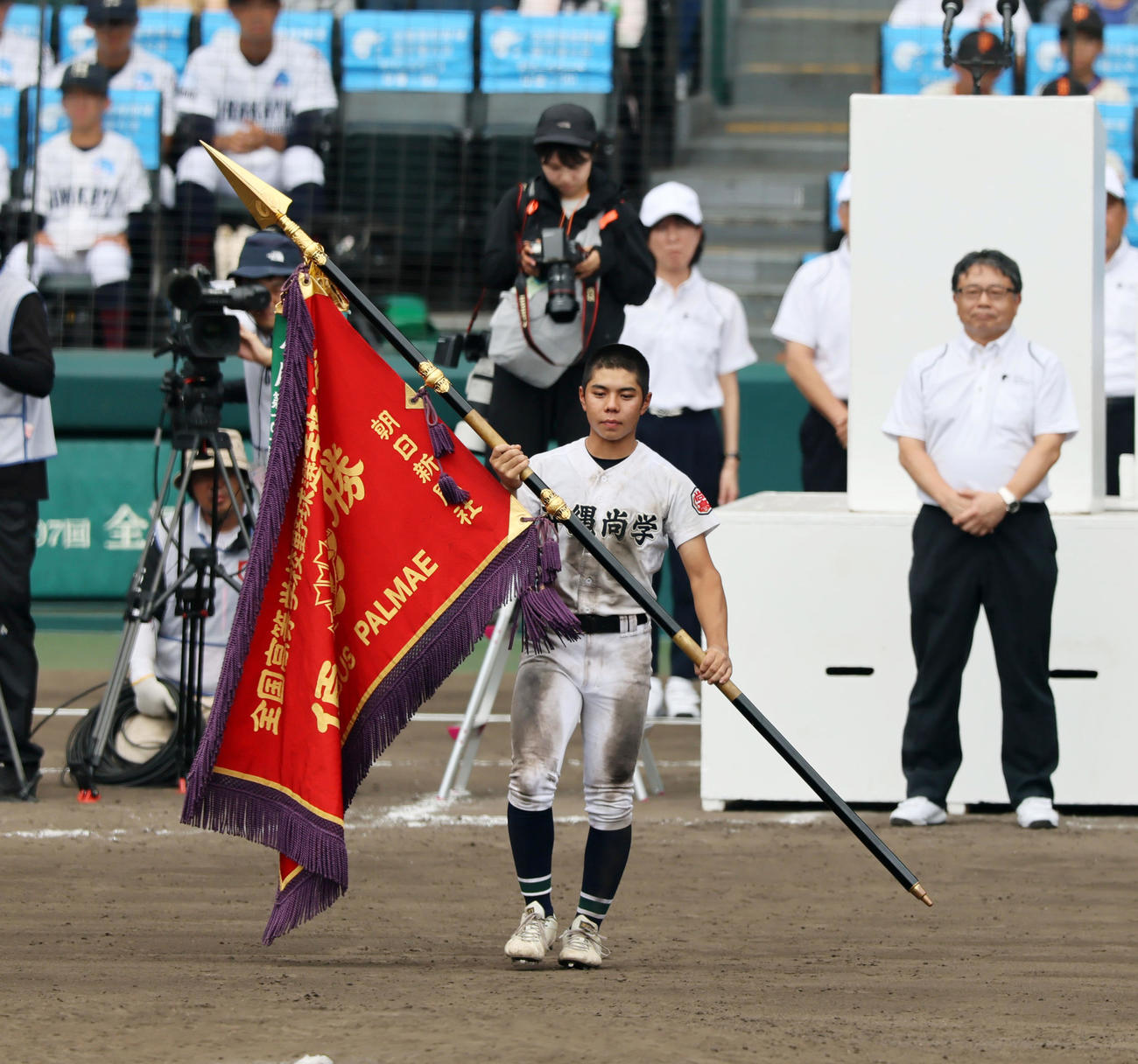 沖縄尚学対日大三　閉会式で優勝旗を手にする沖縄尚学の真喜志（撮影・加藤哉）