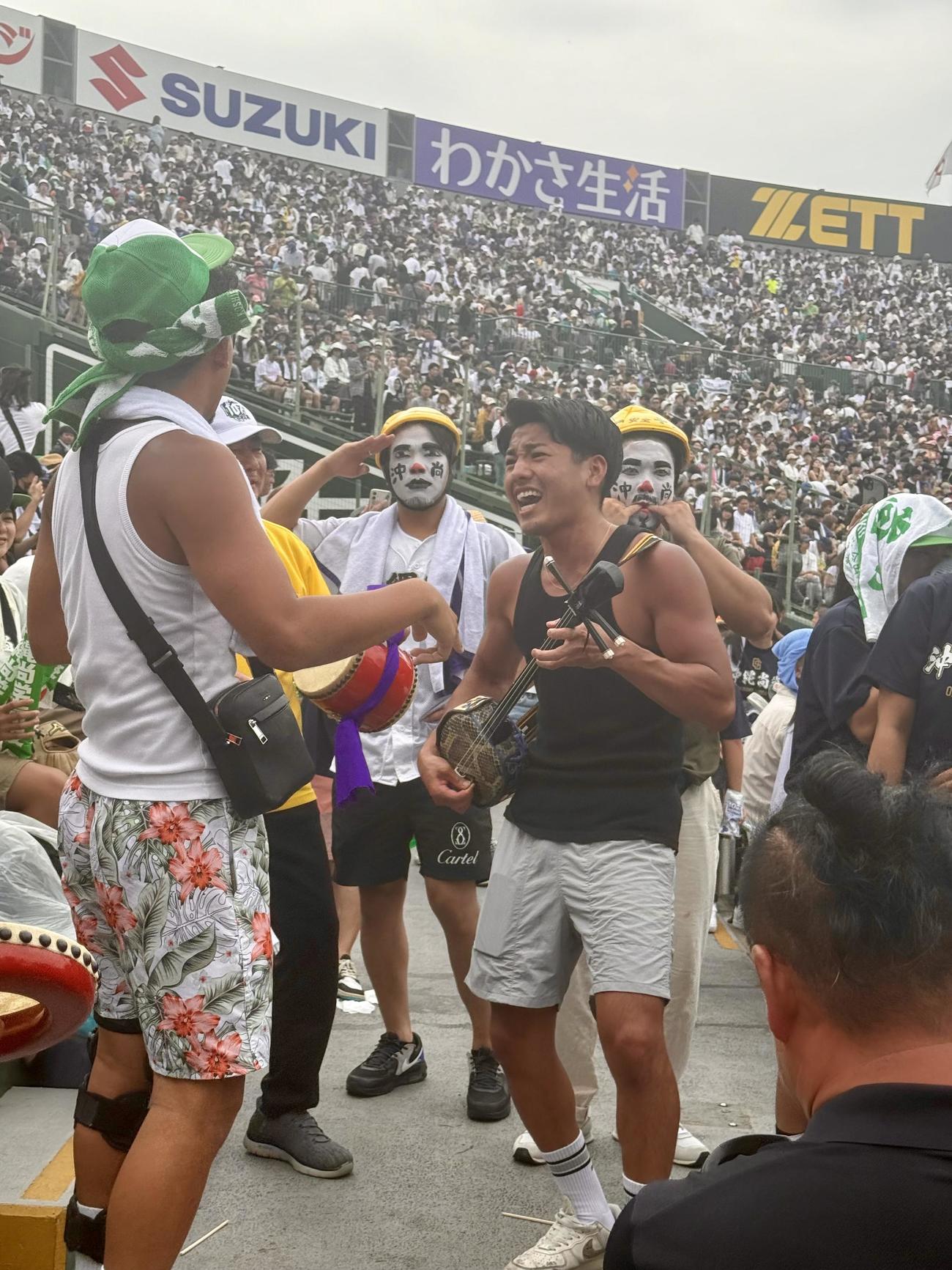 沖縄尚学対日大三　クーリングタイム中に三線を演奏する、沖縄・名護市出身で大阪在住の専門学生當山與樹（ようき）さん（撮影・中島麗）
