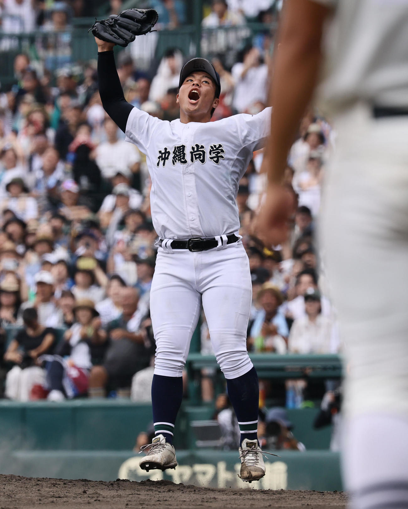 沖縄尚学対日大三　優勝を決め、ガッツポーズをする沖縄尚学・末吉（撮影・藤尾明華）