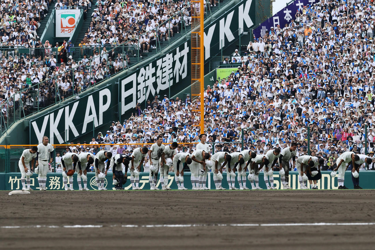 沖縄尚学対日大三　試合後、三塁側とバックネット裏に向かってあいさつする日大三の監督選手たち（撮影・藤尾明華）