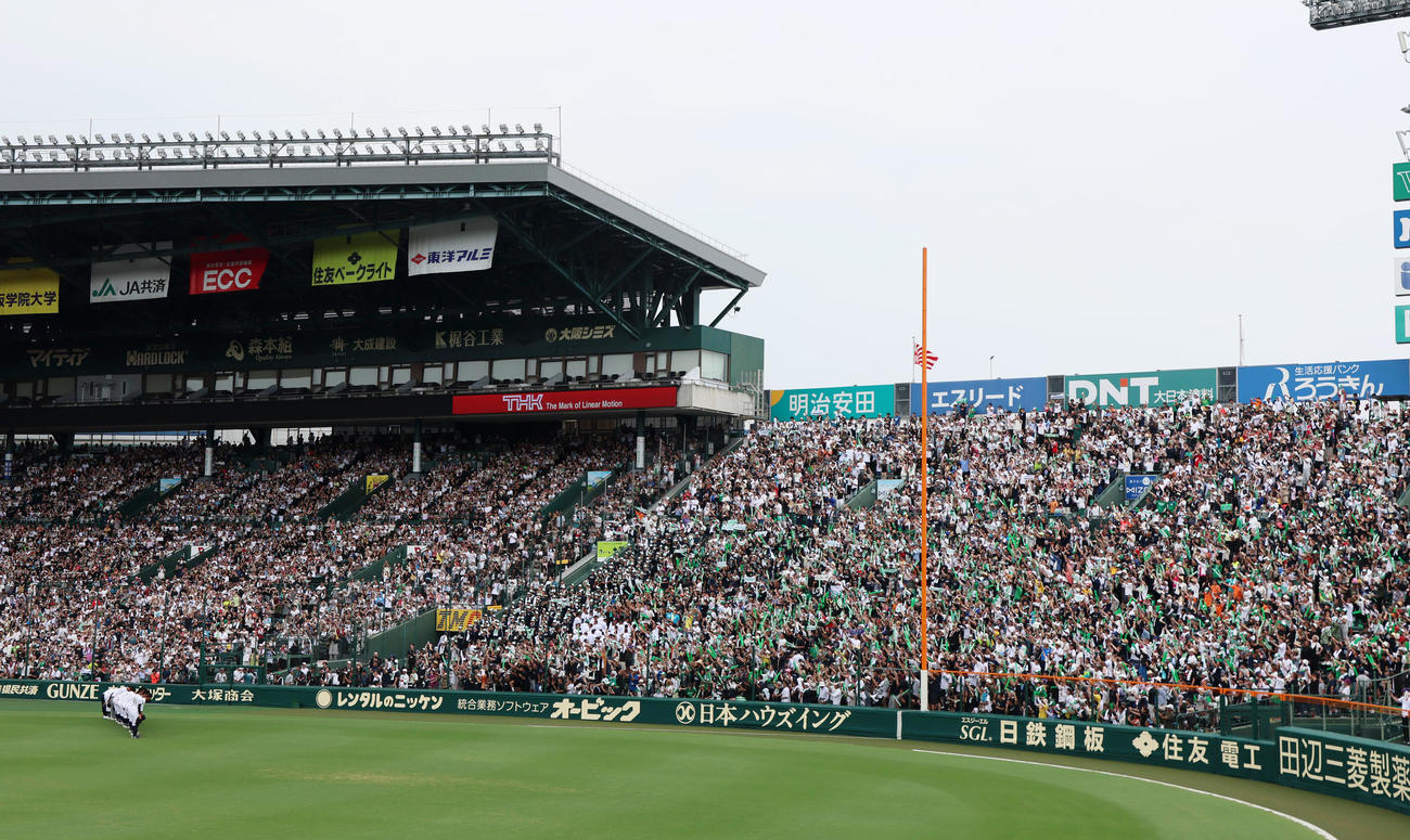 沖縄尚学対日大三　優勝を決めアルプススタンドの応援団へあいさつする沖縄尚学ナイン（撮影・加藤哉）