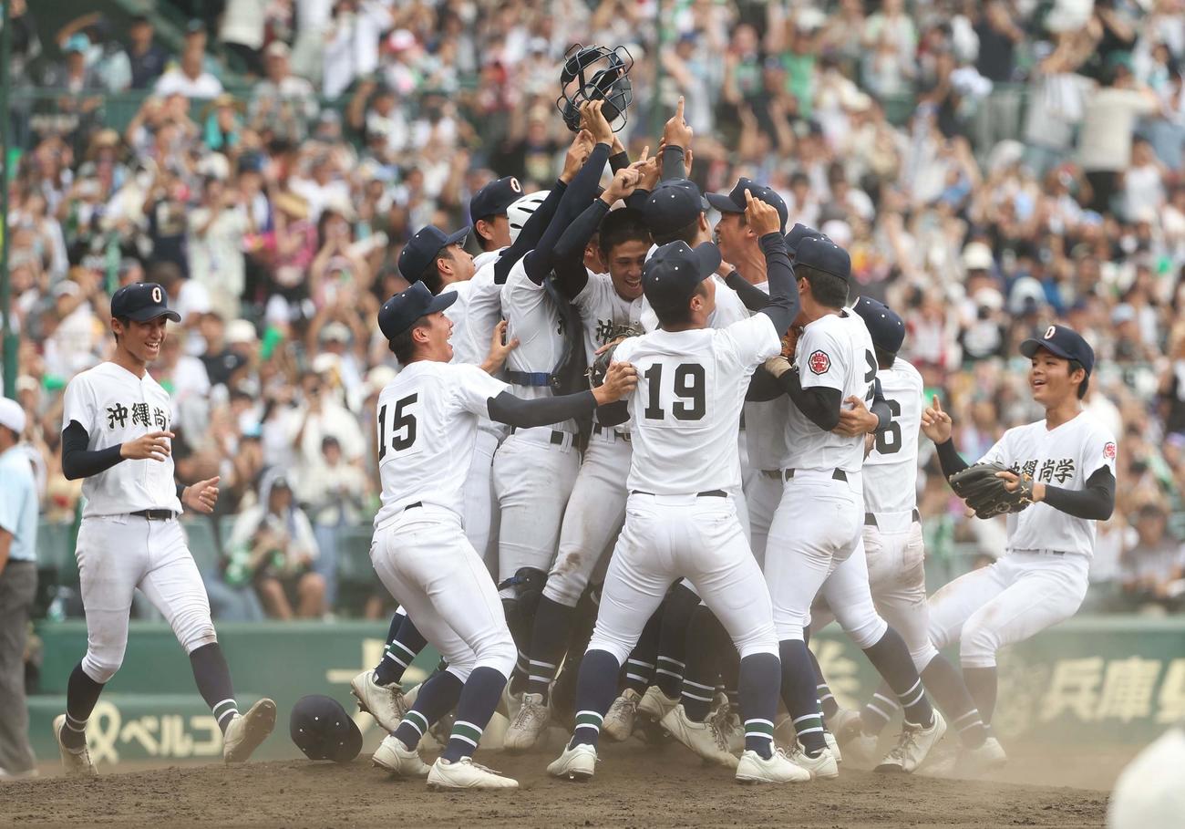 沖縄尚学対日大三　優勝した沖縄尚学ナインは喜びを爆発させる（撮影・上田博志）
