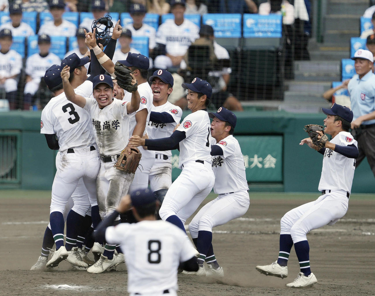 第107回全国高校野球選手権大会決勝で日大三を破り、初優勝を果たして喜ぶ沖縄尚学ナイン（共同）