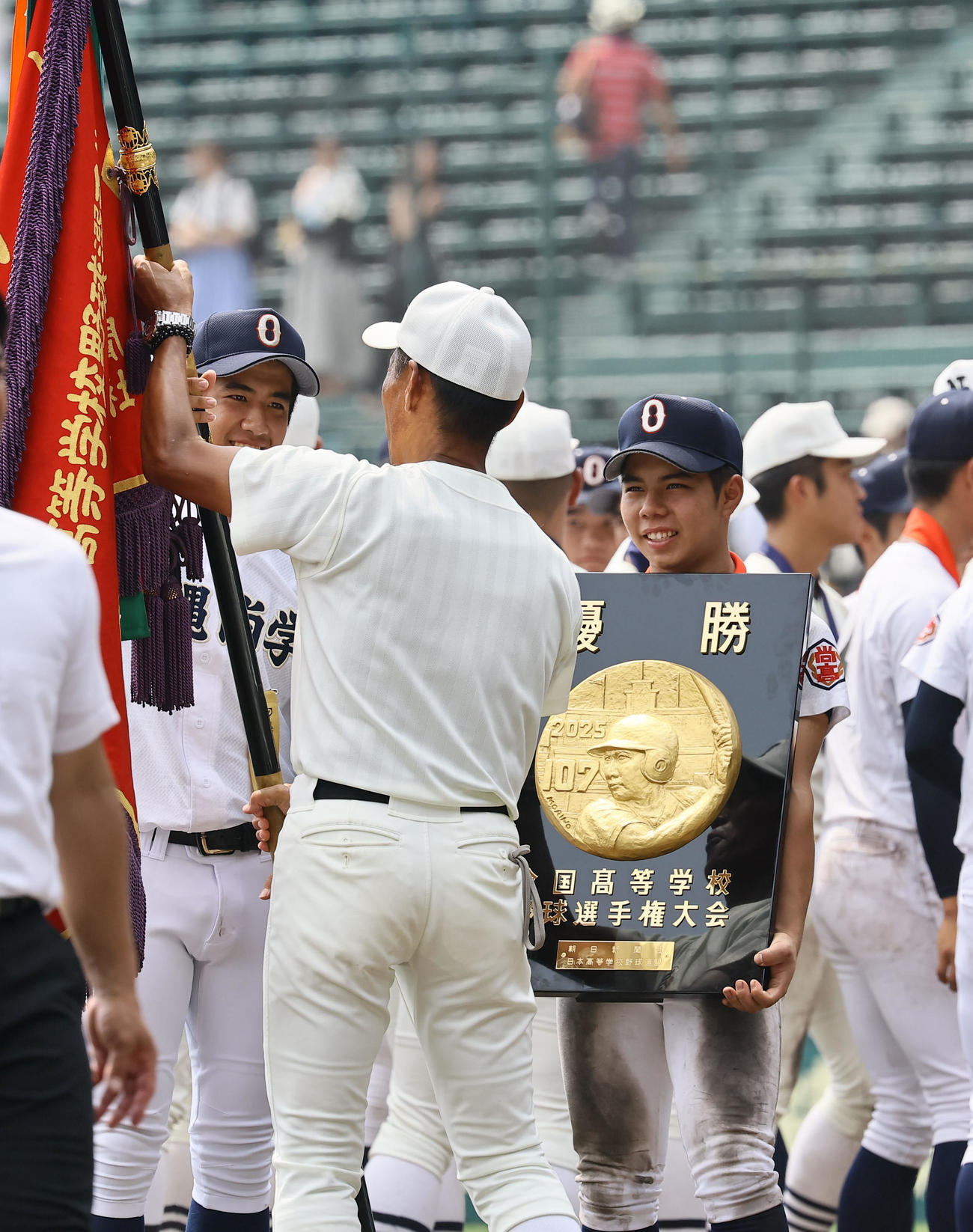 沖縄尚学対日大三　日大三・三木監督と話しをする沖縄尚学・真喜志（右）（撮影・藤尾明華）