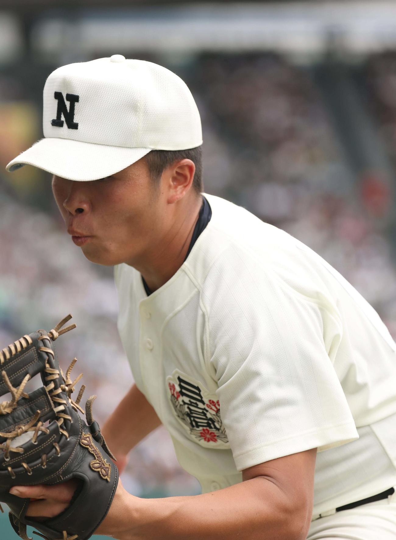 沖縄尚学対日大三　6回表沖縄尚学1死一塁、田中は比嘉の一邪飛を捕球する（撮影・上田博志）