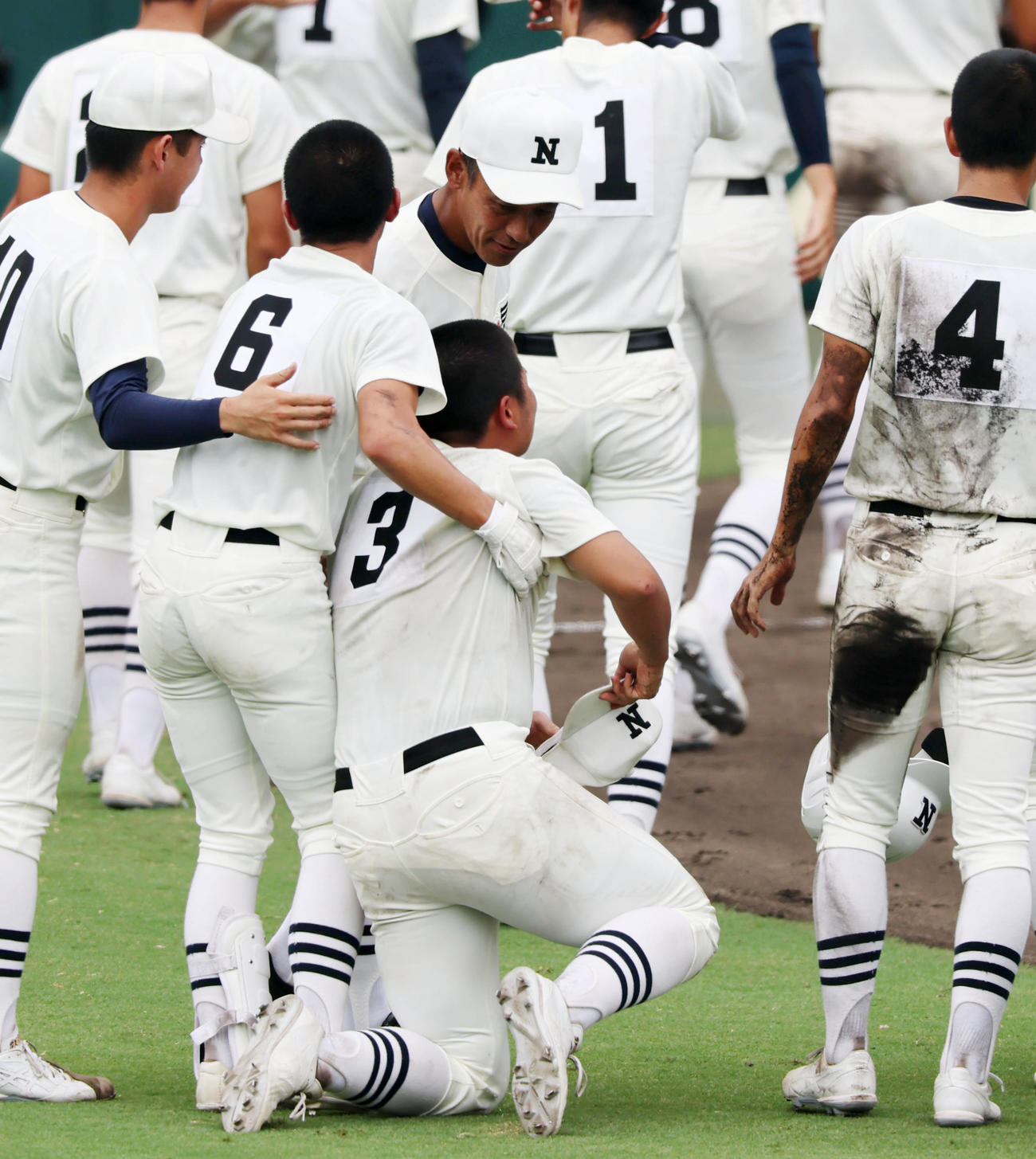 沖縄尚学対日大三　準優勝の日大三・田中諒はあいさつを終え号泣し、声をかける三木監督（撮影・加藤哉）
