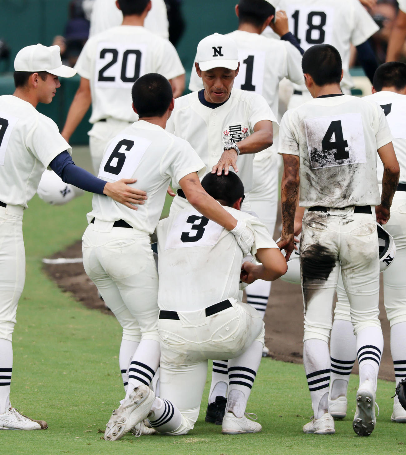 沖縄尚学対日大三　準優勝の日大三・田中諒はあいさつを終え号泣し、声をかける三木監督（撮影・加藤哉）