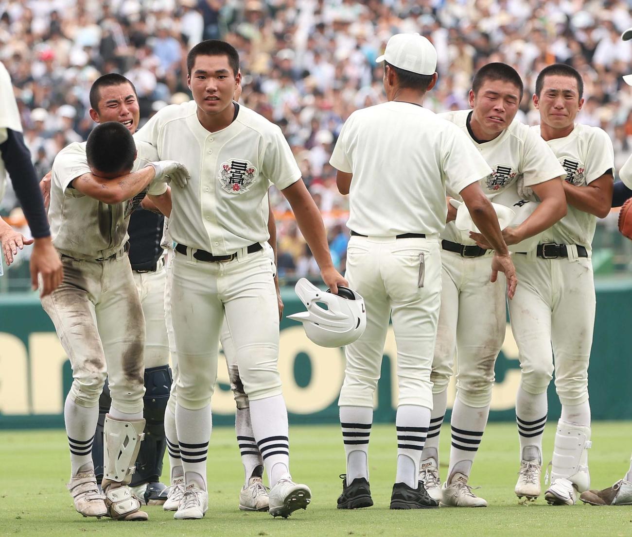 沖縄尚学対日大三　沖縄尚学に敗れた日大三・田中（右から2人目）は涙を流す（撮影・上田博志）