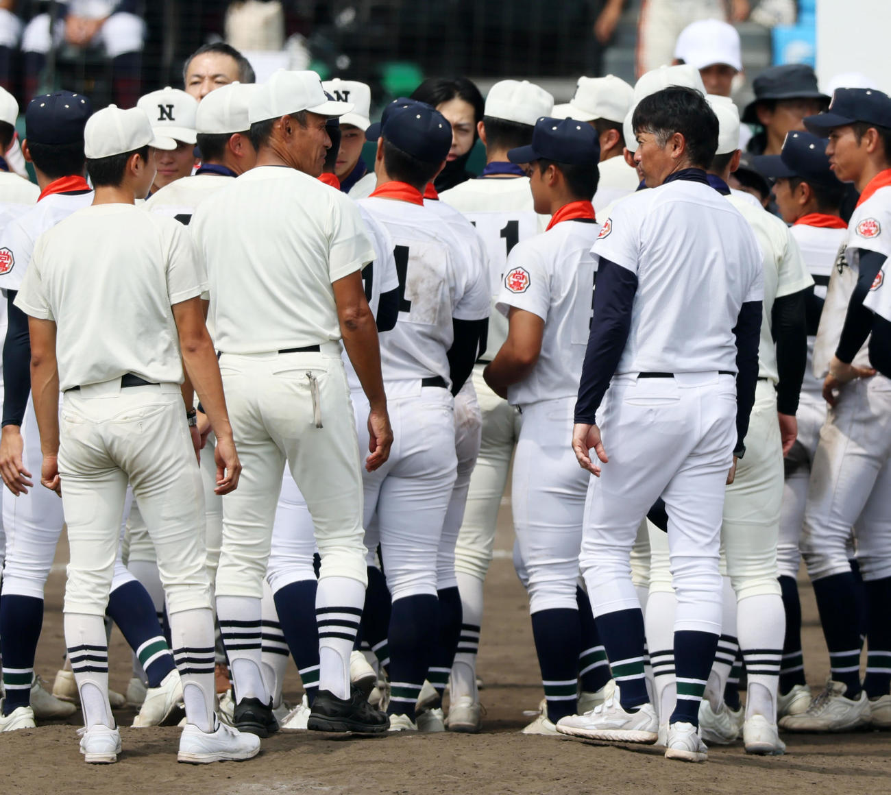 沖縄尚学対日大三　試合後の記念写真撮影時、日大三・三木監督（左）と話す沖縄尚学・比嘉監督（撮影・加藤哉）