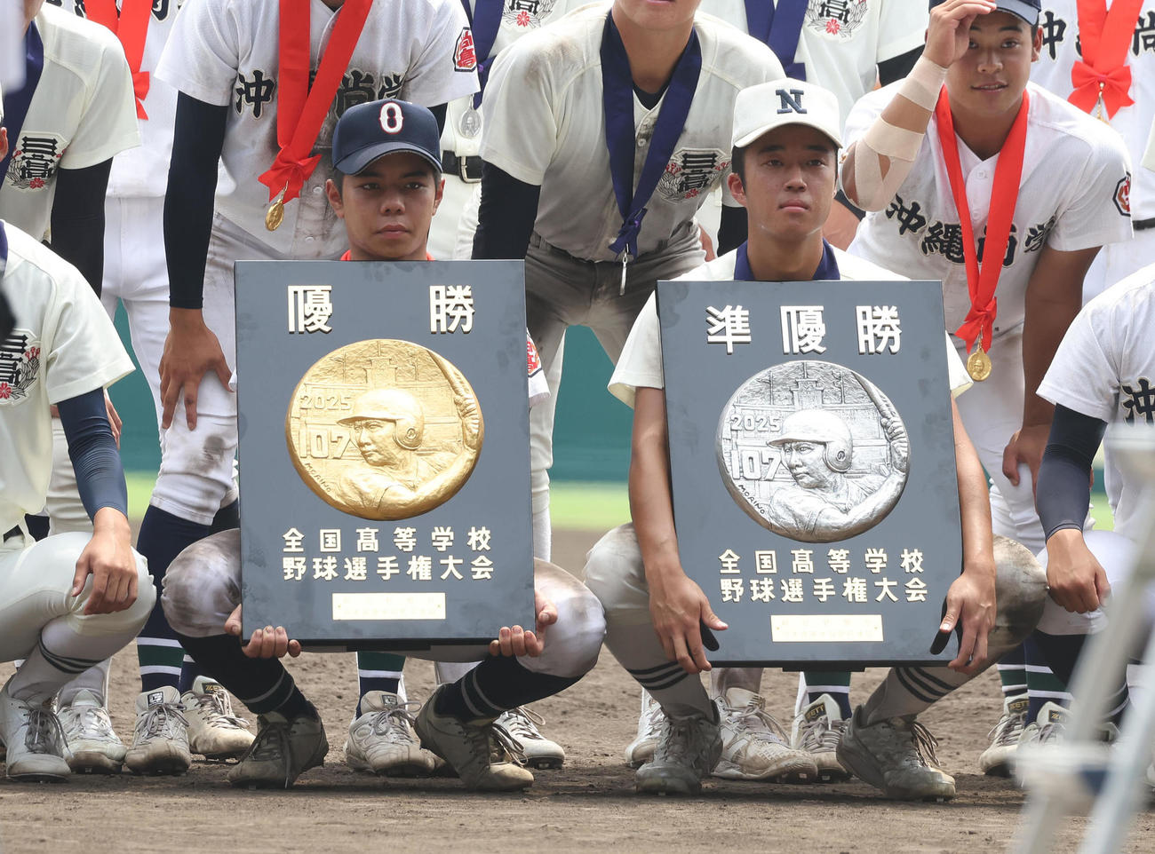 沖縄尚学対日大三　優勝盾を持って記念写真に納まる沖縄尚学・真喜志主将（左）と準優勝盾を持つ日大三・本間主将（撮影・白石智彦）