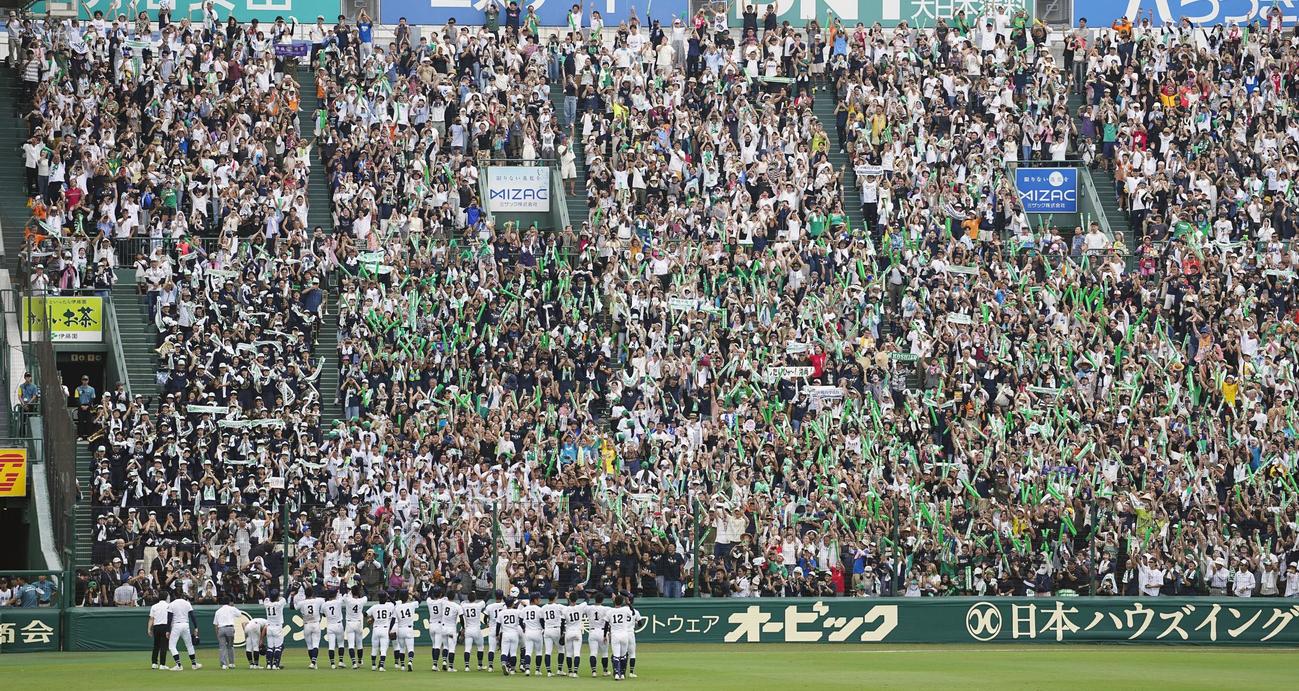 日大三を破り、初優勝した沖縄尚学ナインと盛り上がる応援席（共同）