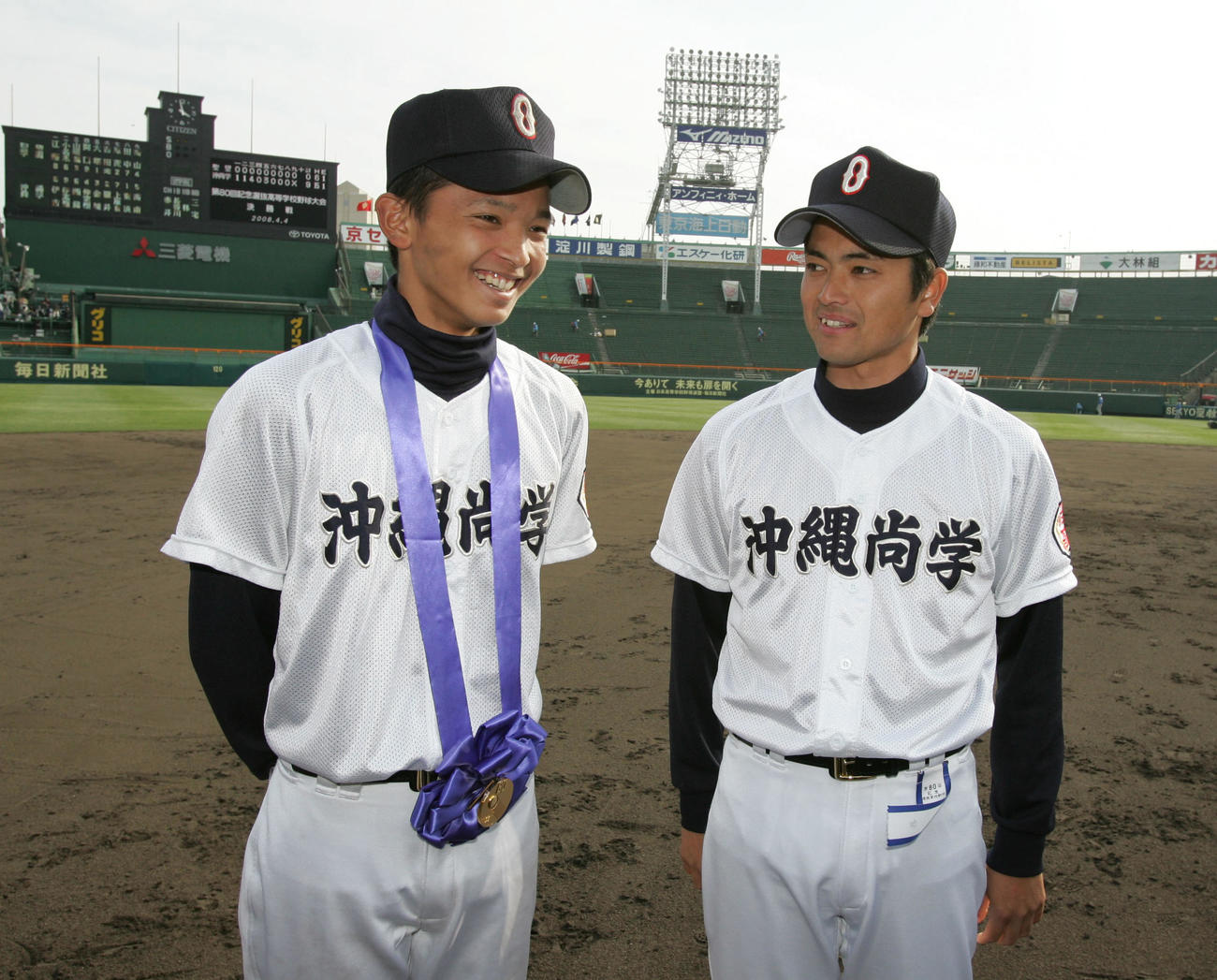 08年4月、センバツ優勝を決め笑顔の沖縄尚学・東浜巨（左）と比嘉公也監督