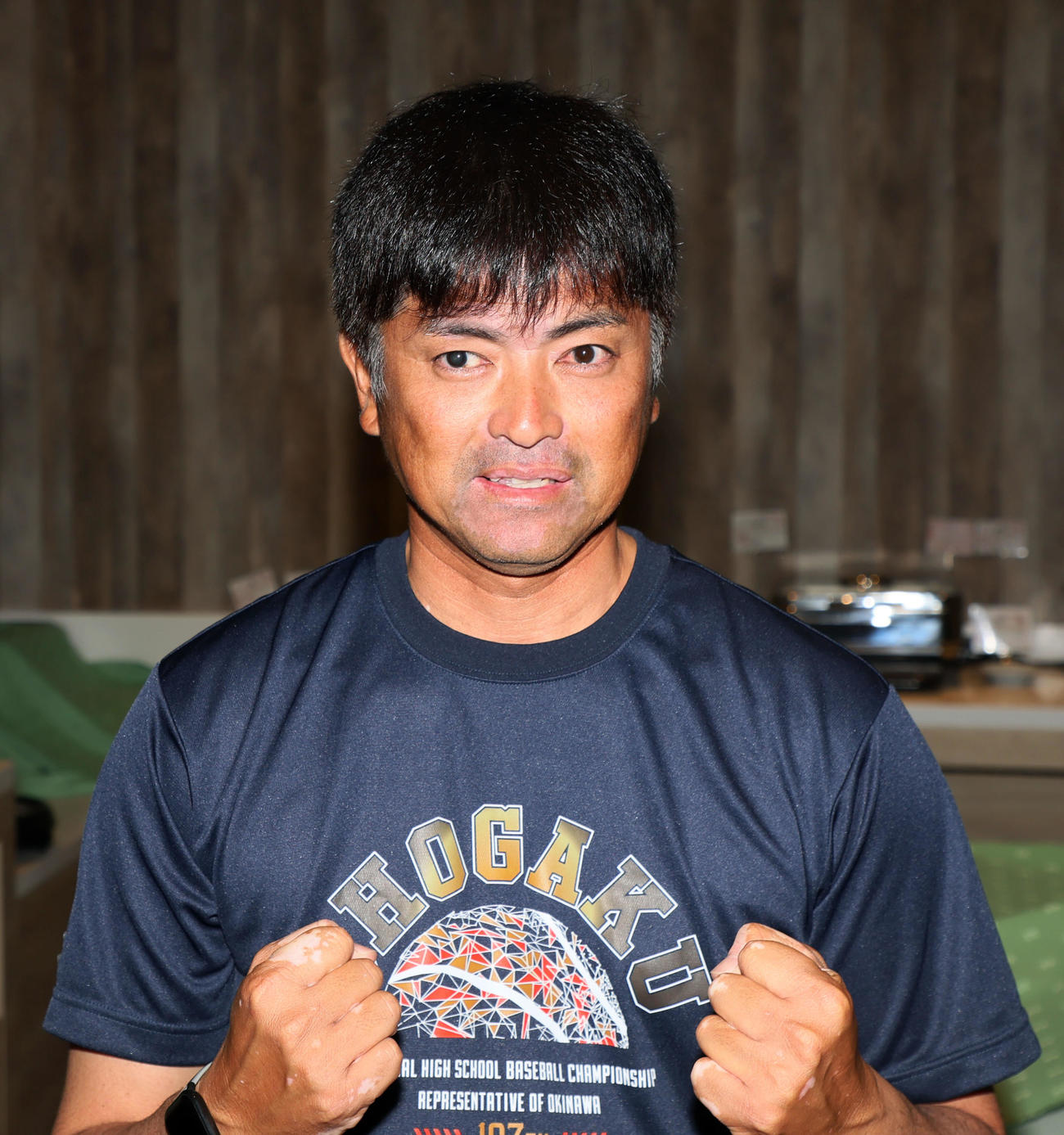 宿舎でガッツポーズを見せる沖縄尚学の比嘉監督（撮影・加藤哉）