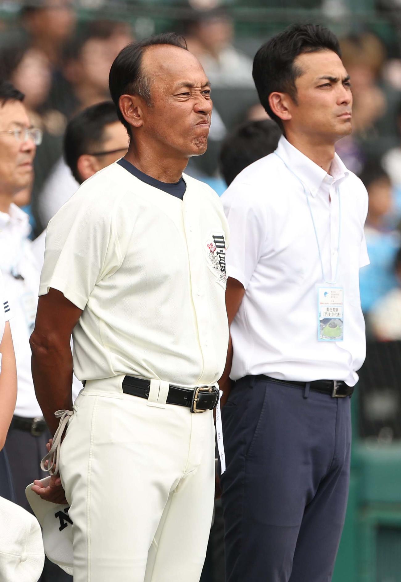 沖縄尚学対日大三　閉会式で悔しそうな表情を見せる日大三・三木監督（撮影・上田博志）