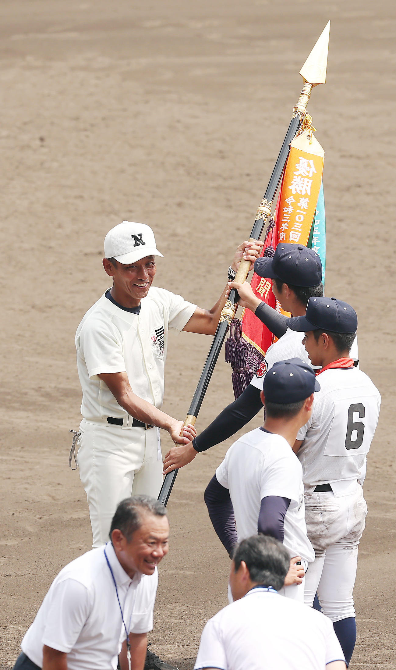 沖縄尚学対日大三　閉会式を終え、沖縄尚学の選手から優勝旗を渡される日大三・三木監督（撮影・前田充）