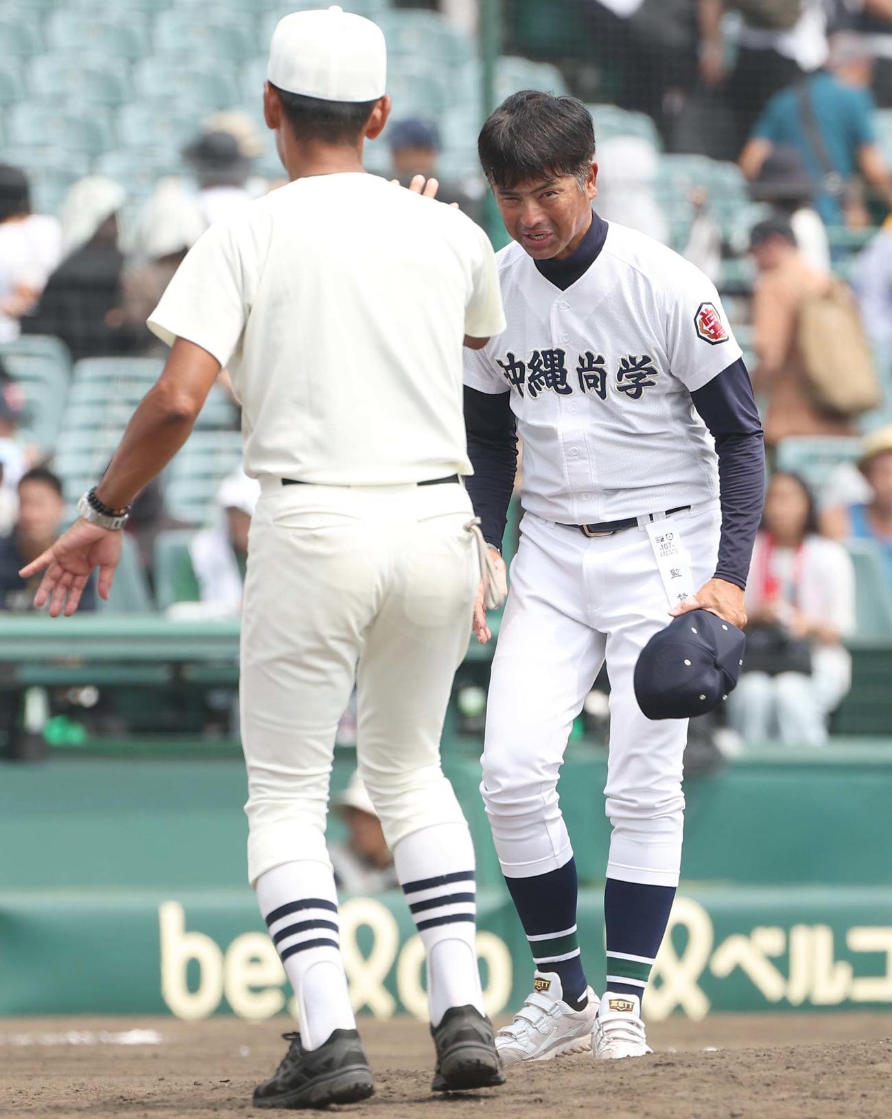沖縄尚学対日大三　日大三・三木監督（左）と話をする沖縄尚学・比嘉監督（撮影・上田博志）