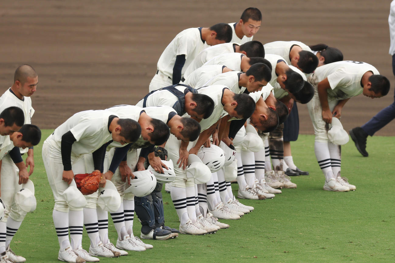 沖縄尚学対日大三　試合後、アルプススタンドに続いて外野スタンドにもあいさつする日大三の選手たち（撮影・前田充）