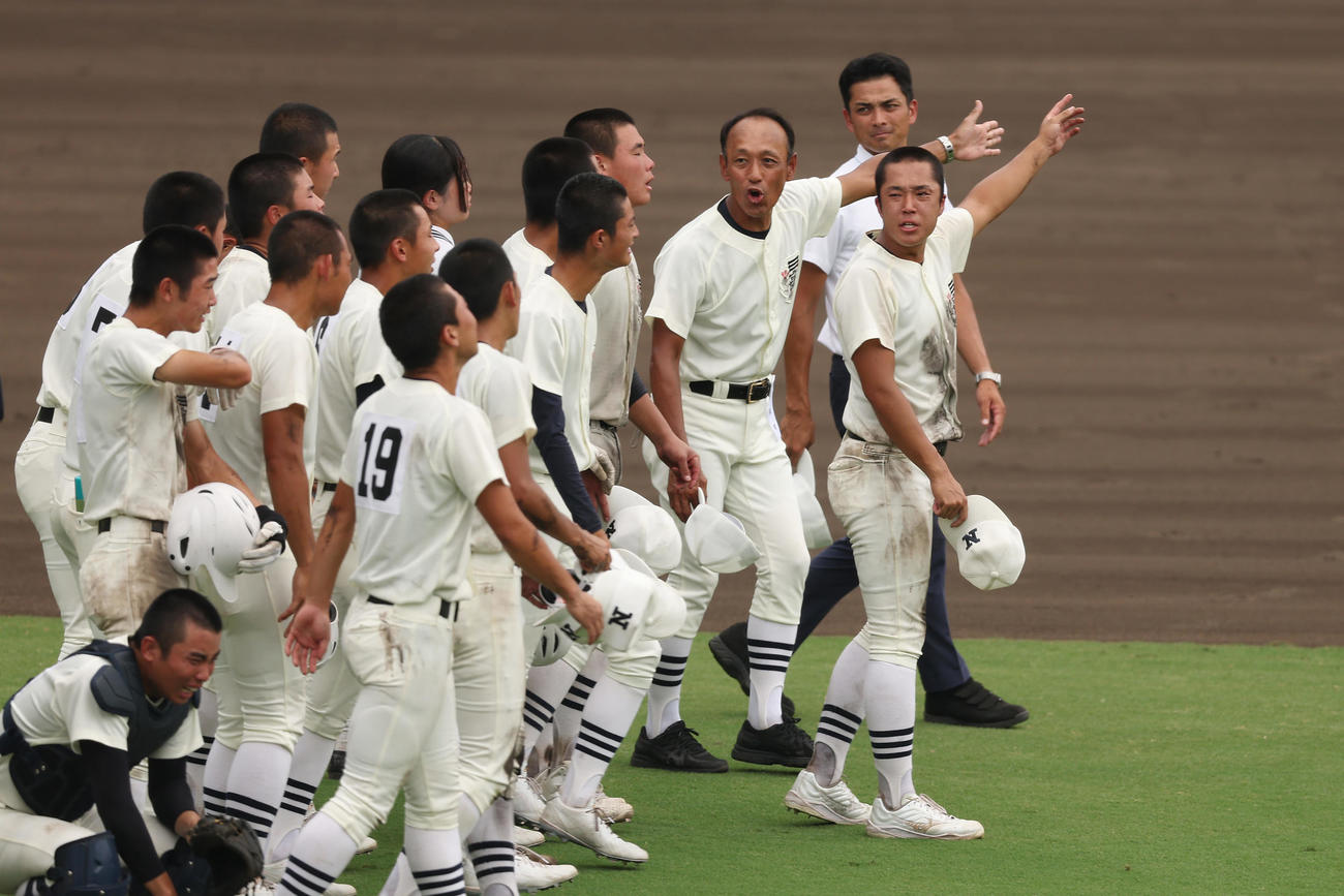 沖縄尚学対日大三　試合後、一塁側アルプススタンドに続いて外野スタンド、三塁側アルプススタンドにもあいさつする日大三の選手たち（撮影・前田充）