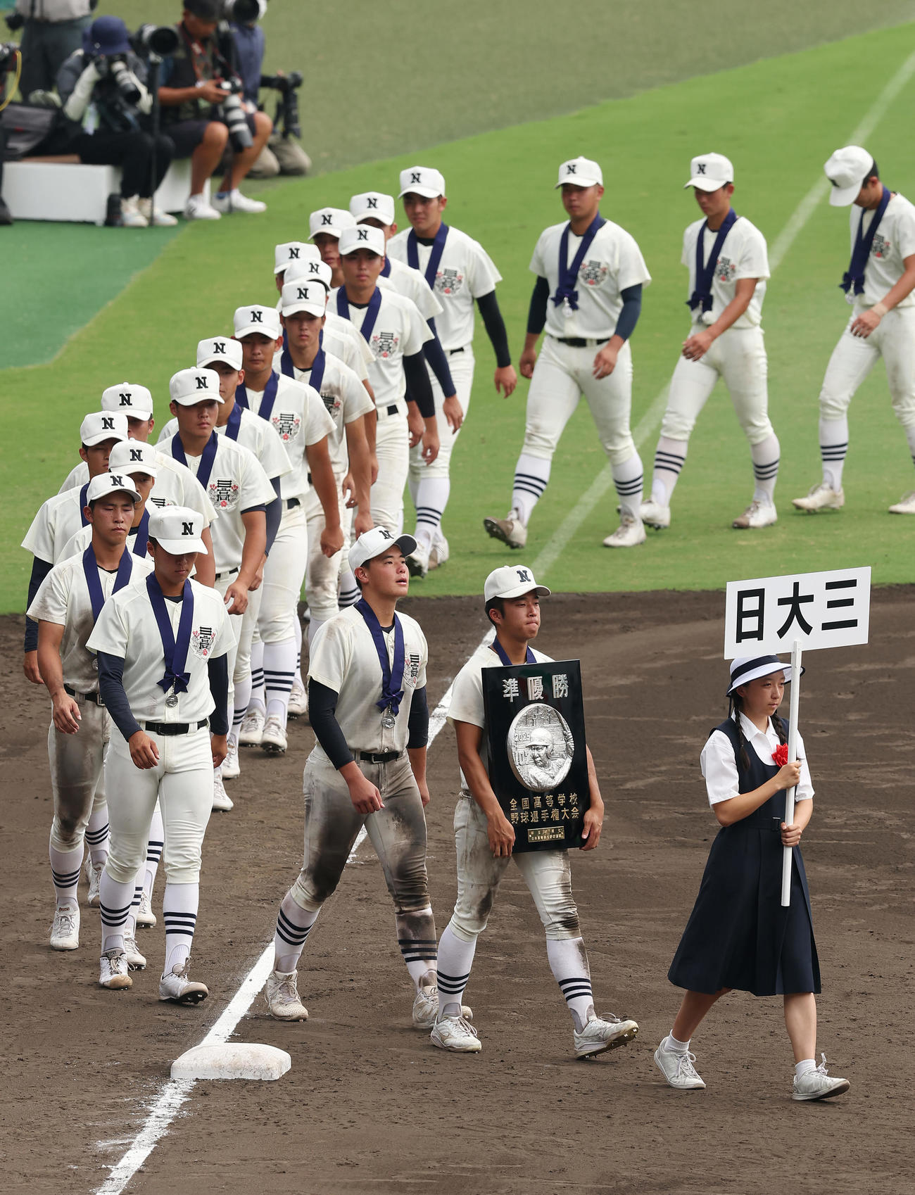 沖縄尚学対日大三　閉会式で行進する日大三の選手たち（撮影・前田充）