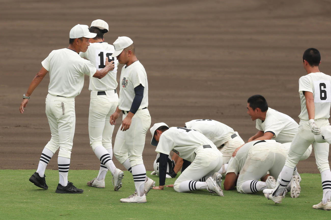 沖縄尚学対日大三　沖縄尚学に敗れ準優勝に終わり、泣き崩れる日大三の選手たち。左端は選手に声を掛ける三木監督（撮影・前田充）