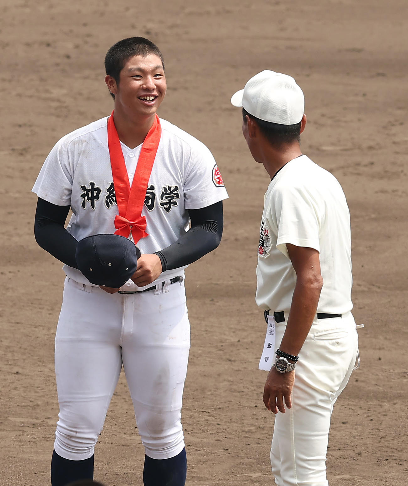 沖縄尚学対日大三　閉会式後、日大三・三木監督（右）と笑顔で言葉を交わす沖縄尚学・末吉（撮影・前田充）