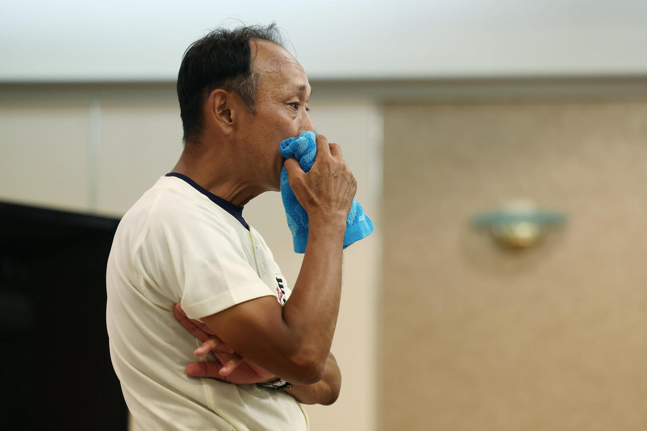 沖縄尚学対日大三　試合に敗れ宿舎に戻り、涙ながらに選手たちに話をする日大三・三木監督（撮影・前田充）