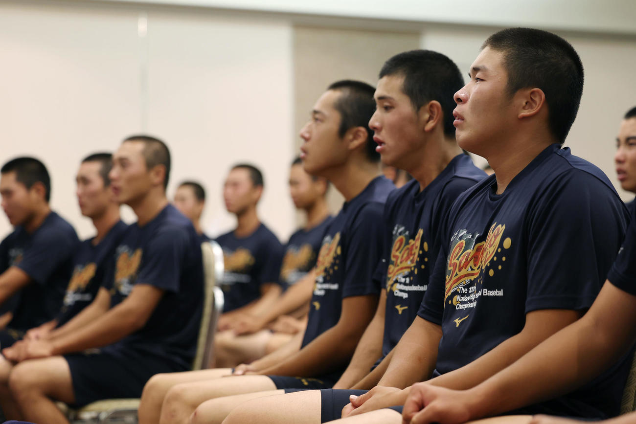 沖縄尚学対日大三　試合に敗れ宿舎に戻り、三木有造監督の話を涙ながらに聞く田中諒（右端）ら日大三の選手たち（撮影・前田充）