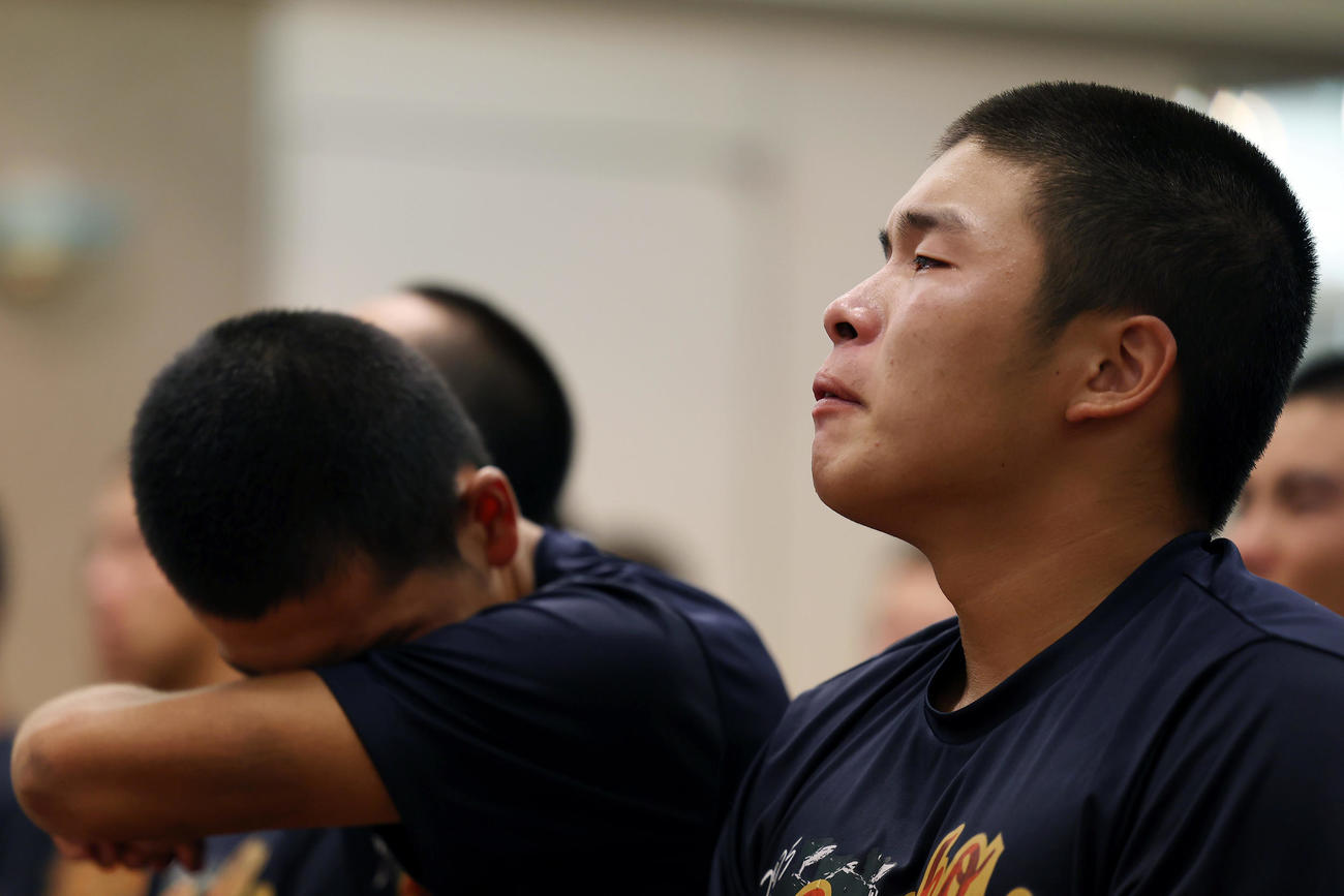 沖縄尚学対日大三　試合に敗れ宿舎に戻り、三木監督の話を涙ながらに聞く田中諒（右）ら日大三の選手たち（撮影・前田充）