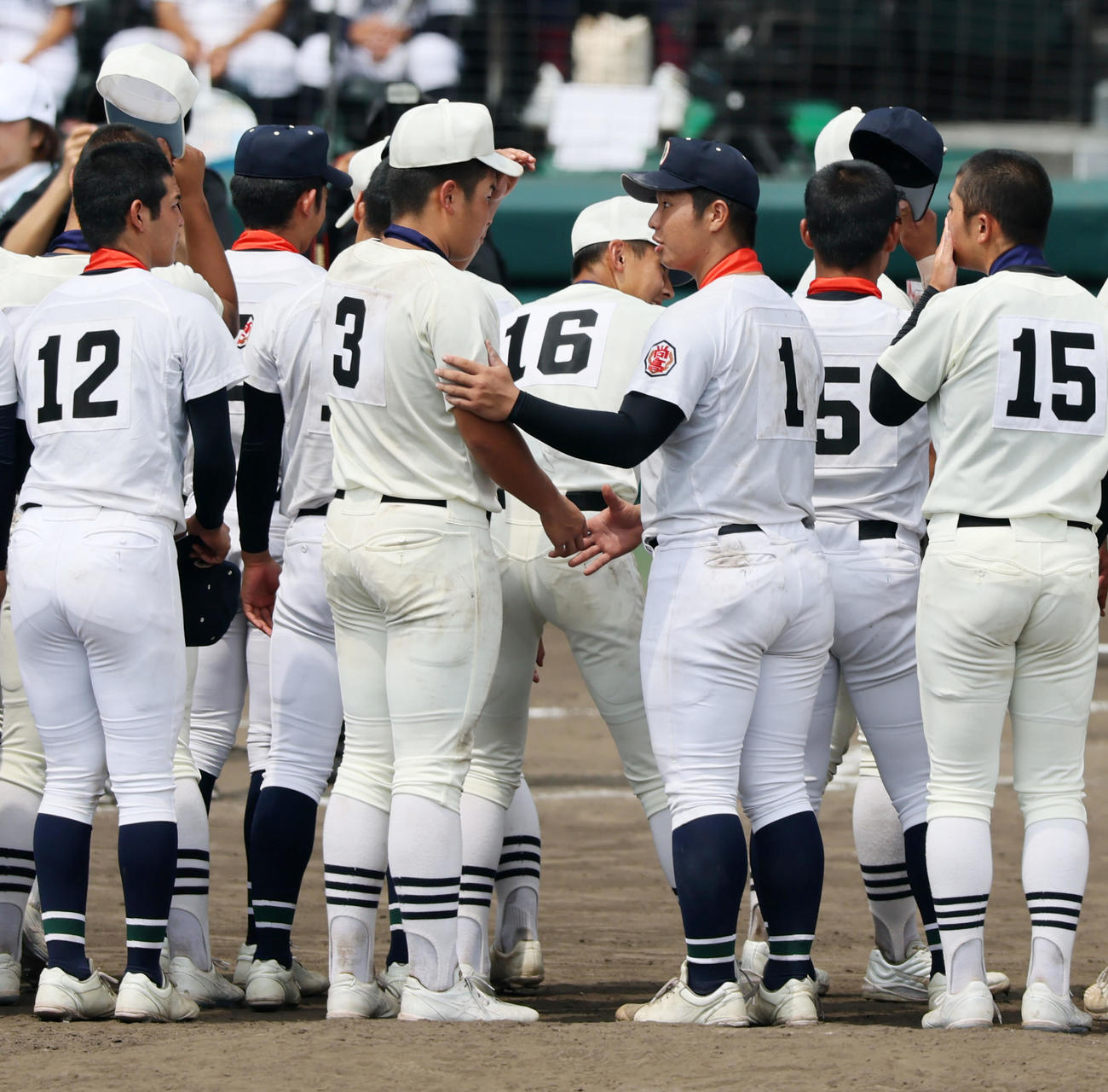 沖縄尚学対日大三　試合後の記念写真撮影時、日大三・田中諒（左）と話す沖縄尚学・末吉（撮影・加藤哉）