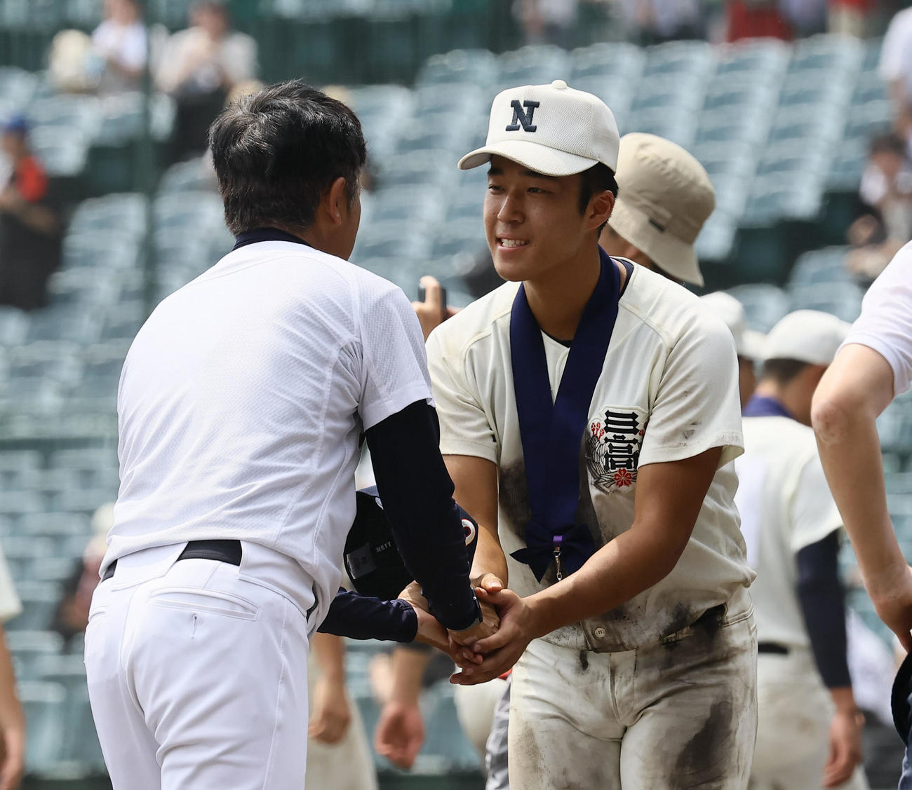 沖縄尚学対日大三　沖縄尚学・比嘉監督と握手を交わす日大三・本間主将（撮影・藤尾明華）