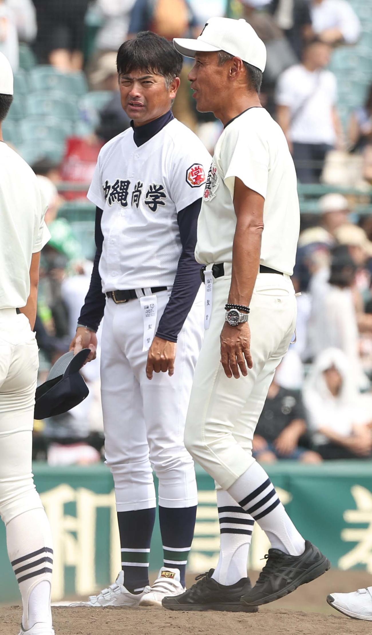 沖縄尚学対日大三　日大三・三木監督（右）と話をする沖縄尚学・比嘉監督（撮影・上田博志）