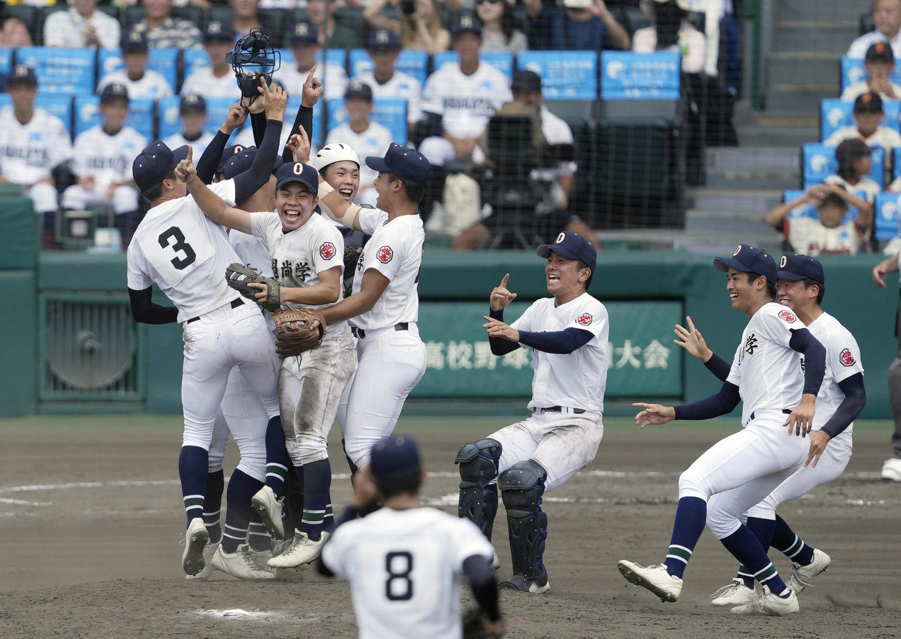 第107回全国高校野球選手権大会決勝で日大三を破り、初優勝を果たして喜ぶ沖縄尚学ナイン（共同）